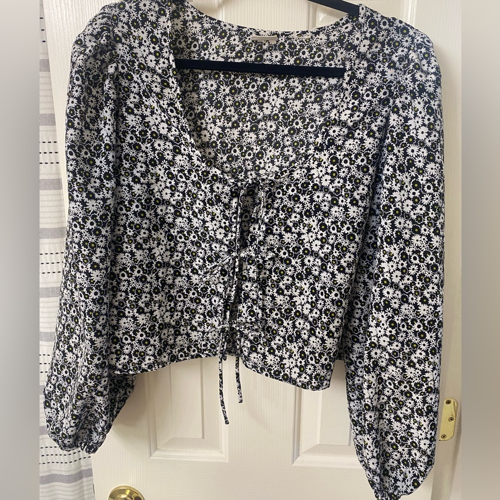 Levi's Black and White Floral Puff Long Sleeve Front Tie Blouse Size XL - Picture 3 of 16